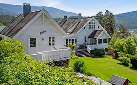 Nydelig Lite Hus Med Egen Vedfyrt Baksteovn.